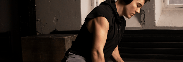 Mann beim Krafttraining/Cardio oder Gewichte 