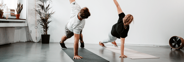 Mann und Frau beim Fitnesstraining zuhause 