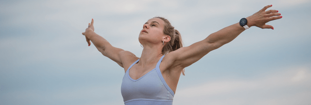 Frau mit Polar Fitness-Uhr Unite 