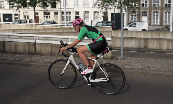 Frau auf dem Rennrad in der Stadt 