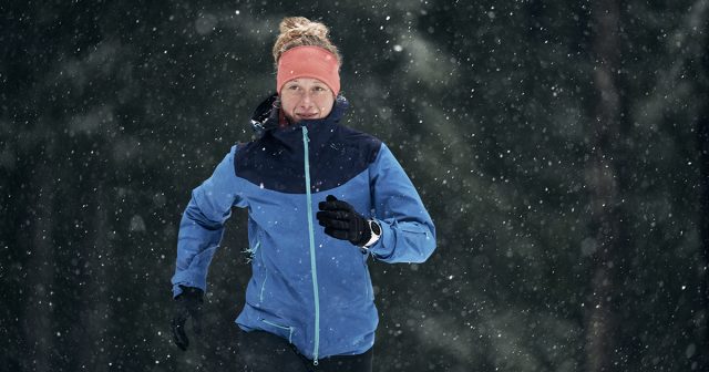 Läuferin im Schnee -richtig durch den Winter laufen 