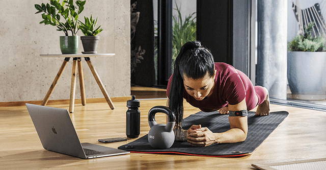 Frau trainiert im Home-Workout mit dem Polar Puls-Sensor Verity Sense