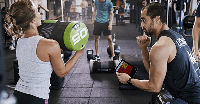 Mann und Frau in einem Fitnessstudio