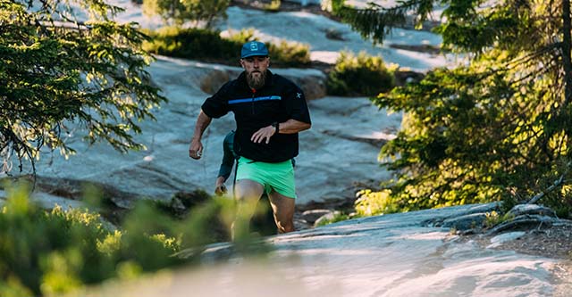 Ein Trailrunner läuft auf einem Trail in den Bergen/Polar Grit X Pro