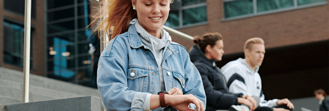 Frau mit Activity-Tracker Unite/der richtige Activity-Tracker 