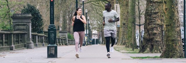 Mann und Frau laufen im Freien / Knieschmerzen beim Laufen 