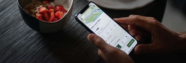 Trail-Routenansicht auf Handy / Essen vor dem Laufen 
