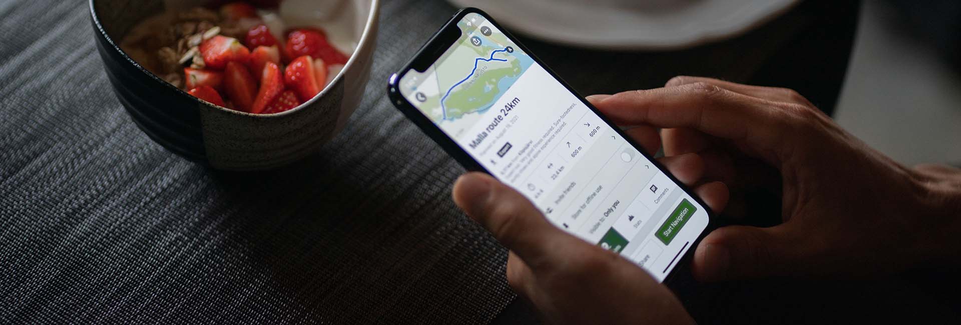 Trail-Routenansicht auf Handy / Essen vor dem Laufen