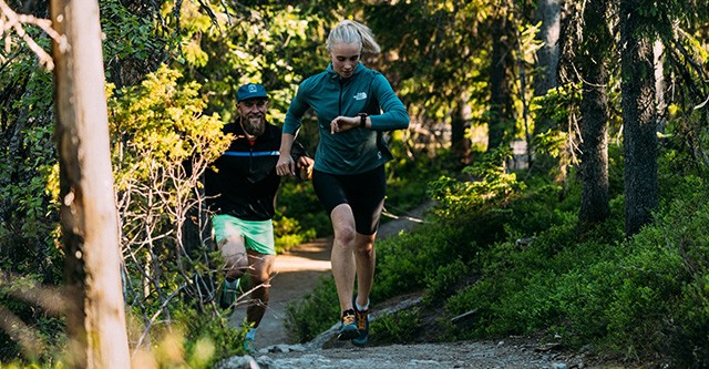 Läufer und Läuferin auf einem Bergtrail - Ausdauer steigern