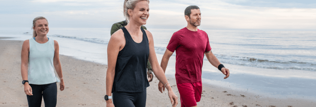 Walkinggruppe am Strand-Walking-Workouts 