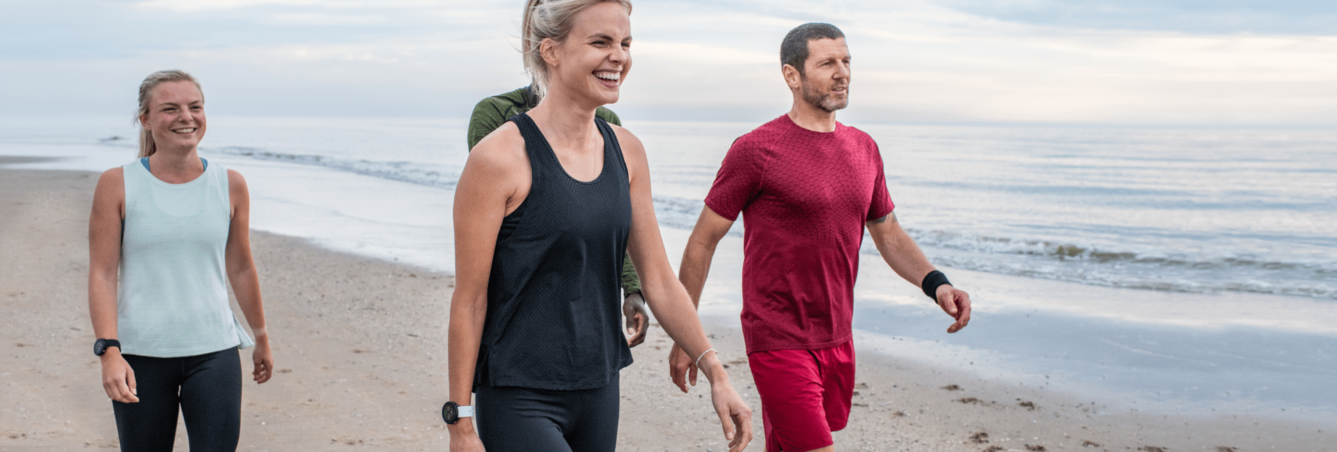 Walkinggruppe am Strand-Walking-Workouts