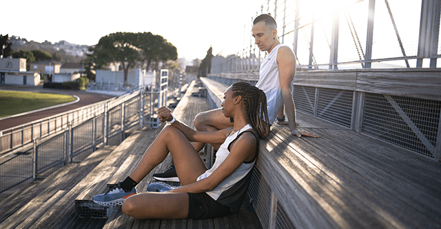 Läuferin und Läufer auf einer Treppe-Treppenlaufen