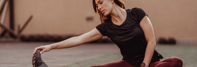 Frau beim Stretching - Training nach Covid