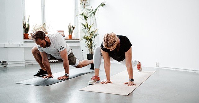 Frau und Mann beim Stretching - Pause bei Muskelkater 