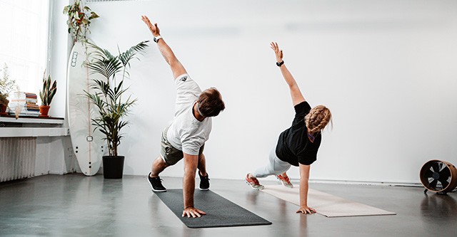 Frau und Mann beim Stretching - Pause bei Muskelkater 