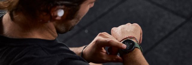 Sportler mit Sportuhr - Workout-Musik 