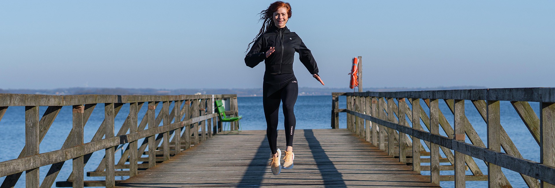 Paula Thomson läuft am Wasser - Sport im Urlaub