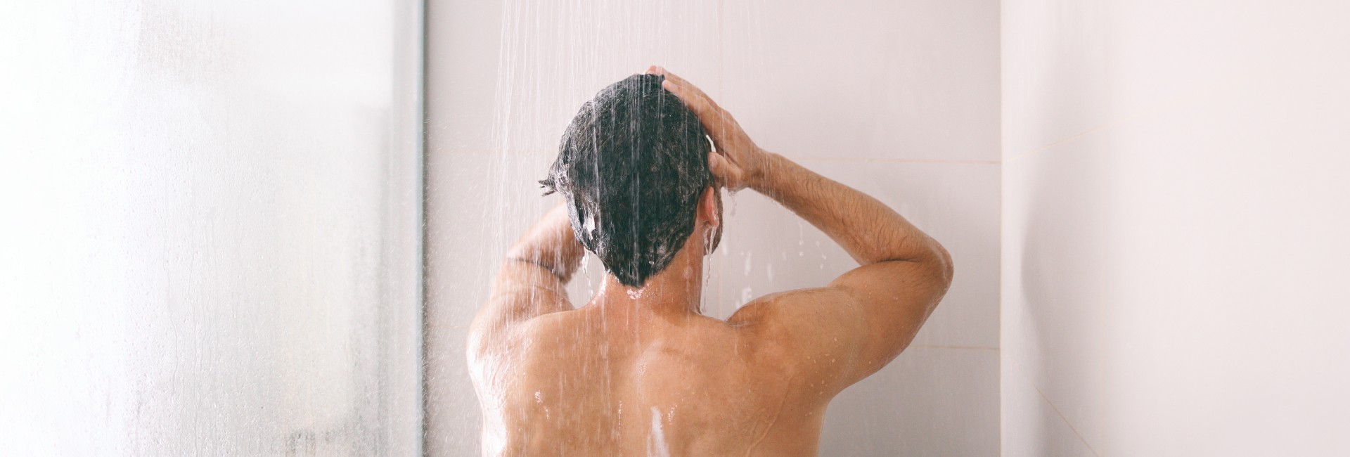 Sportler unter der Dusche - Kalte Dusche