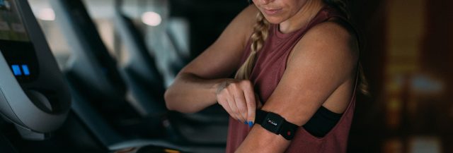 Frau mit Polar Verity Sense-Herzfrequenz-Sensor 