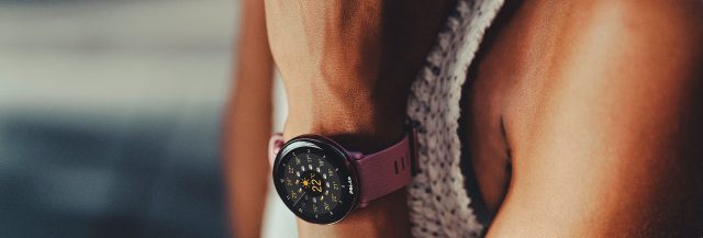 Frau mit Fitnessuhr - Polar Ignite 3 