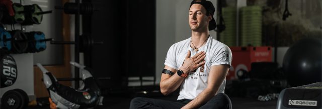 Mann bei Entspannungsübung - Stressabbau/ Foto: Wolfgang Scherzer 