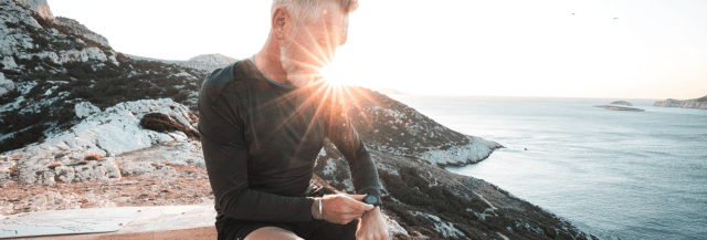 Sportler mit Sportuhr - Muskelaufbau im Alter