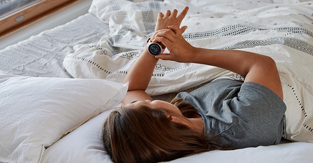 Polar Vantage V2 - Herzratenvariabilität Frau prüft Herzfrequenz mit Polar Uhr - Herzratenvariabilität