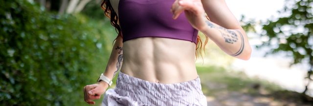 Trainierter Bauch Paula Thomsen -Übungen für einen flachen Bauch 