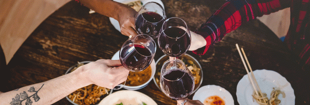 Menschen mit Weinglas in der Hand - Alkohol und Sport 