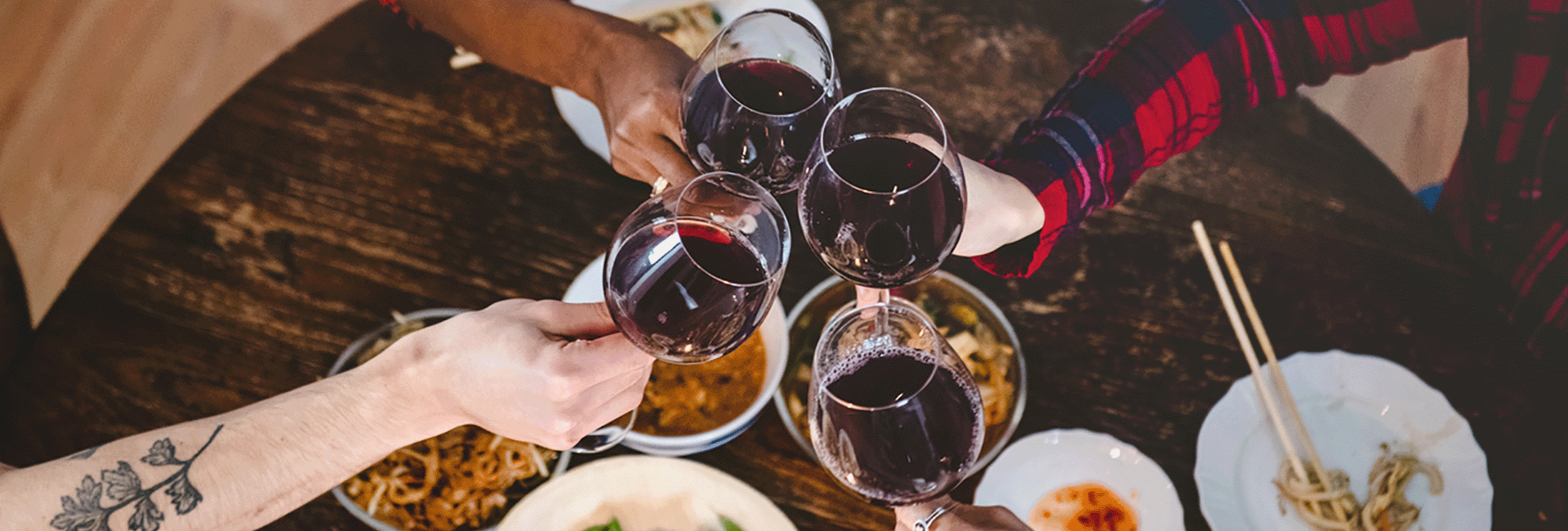 Menschen mit Weinglas in der Hand - Alkohol und Sport