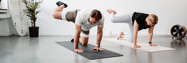 Frau und Mann bei Übungen für einen runden PO 