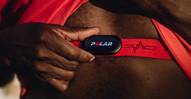 Sportler mit Polar Herzfrequenz-Sensor - Welche Polar Uhr passt zu mir