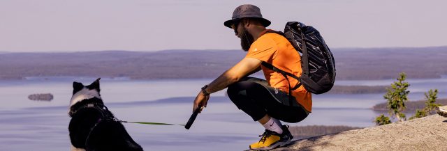 Mann mit beim Wandern mit Hund - welche Polar Uhr passt zu mir 