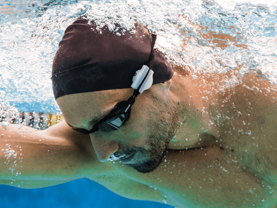 Schwimmer mit Polar Verity Sense Herzfrequenz-Sensor / Phlex - schneller Schwimmen