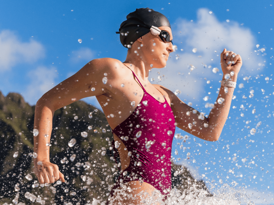 Triathletin mit Polar Verity Sense Herzfrequenz-Sensor/Phlex - schneller Schwimmen.