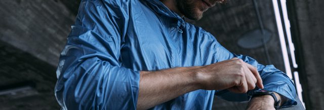 Mann mit Polar Sportuhr-starkes Herz 