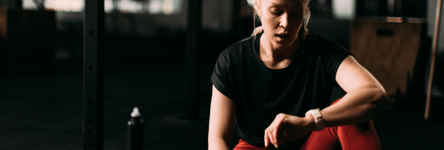 Frau mit Sportuhr - Intervalltraining