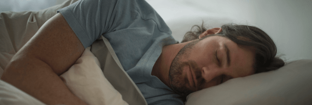 Polar Blog/Schlafender Mann - Gut schlafen bei Hitze 