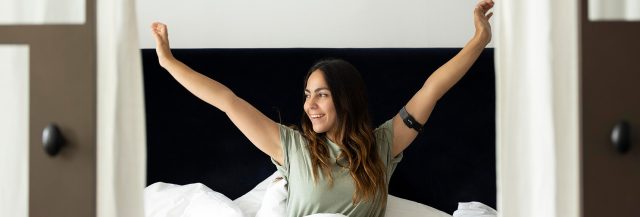 Frau beim Aufwachen am Morgen - ausreichender Schlaf 