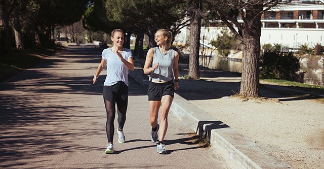 Zwei Frauen beim Joggen-Sportanfänger:innen