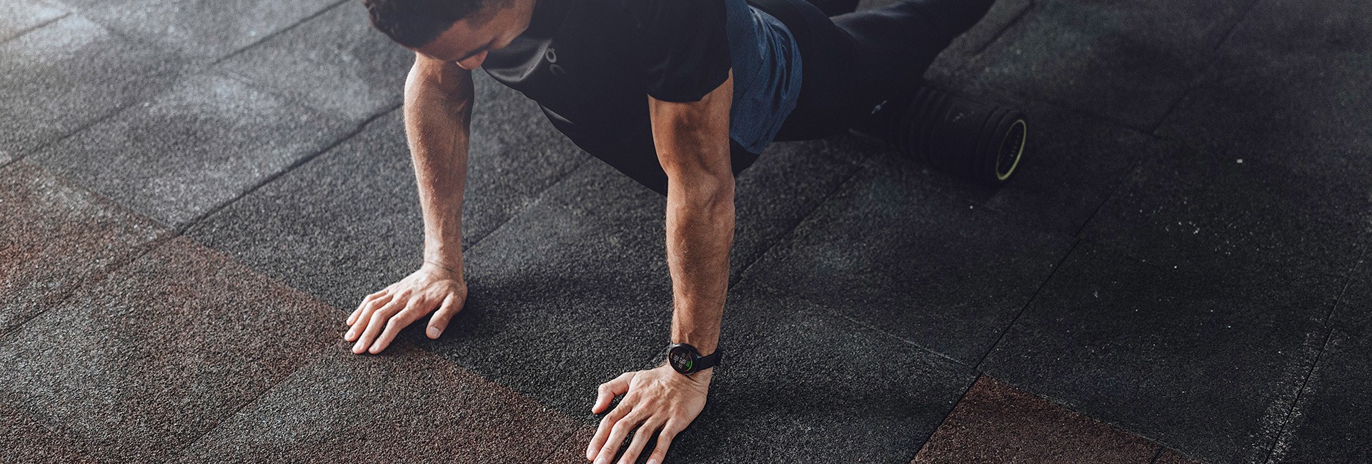 Sportler mit Fazienrolle - Trainingsplateau