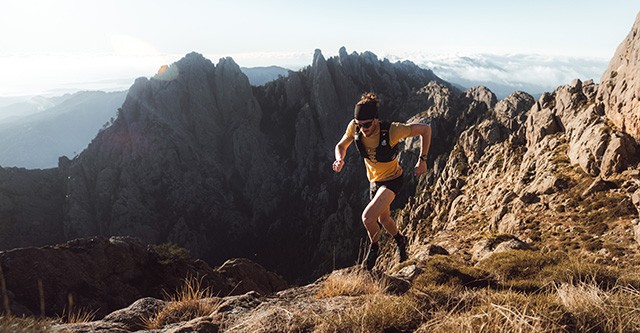 Trail-Runner in den Bergen - Grit X2 Pro