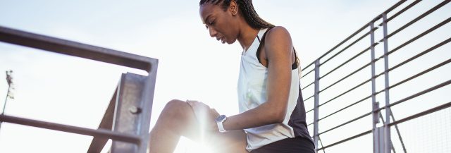 Frau beim Stretching - Frauen anders trainieren