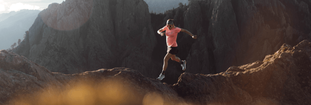 Trail-Läuferin auf Berg-Körpertemperatur beim Sport