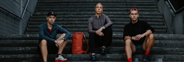 Läufer:innen auf der Treppe - nach dem Marathon