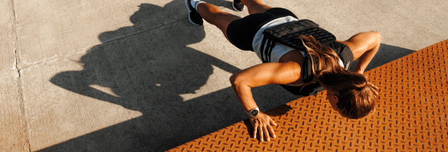 Sportlerin beim Liegestütz - Sportarten kombinieren