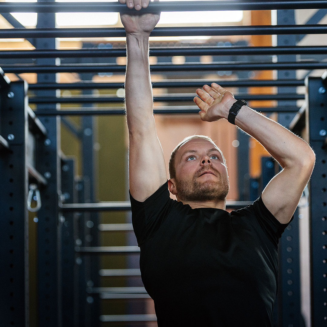 Valtteri Bottas doing a strength training exercise.