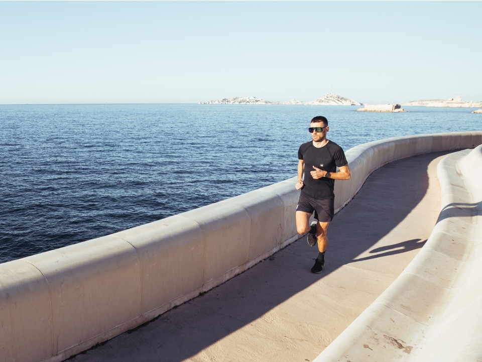 Läufer beim Joggen am Wasser -  Laufpläne erstellen